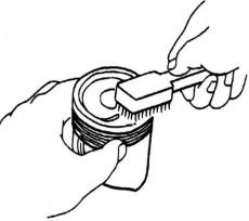Dùng dao cạo cạo sạch muội than bám trên đỉnh Piston Dùng dung môi hòa tan và 3