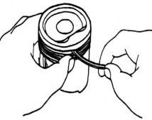 Dùng dao cạo cạo sạch muội than bám trên đỉnh Piston Dùng dung môi hòa tan và 4