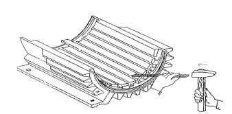 2 Đục cắt bìa úp trong miệng rãnh Dùng búa nguội và dụng cụ đào rãnh đục 3