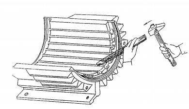 Dùng búa nguội và dụng cụ đào rãnh đục cắt bìa úp Trường hợp đục không 4