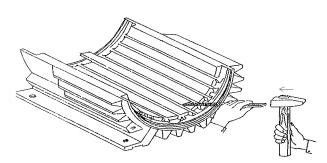 2 Đục cắt bìa úp trong miệng rãnh Dùng búa nguội và dụng cụ đào rãnh đục 4