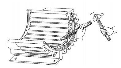 Dùng búa nguội và dụng cụ đào rãnh đục cắt bìa úp Trường hợp đục không 9