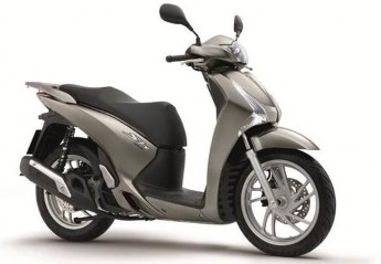 Đặc điểm chính của loại xe này là động cơ đặt bên dưới khung xe bình xăng 2