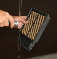 Kiểm tra và vệ sinh có thể dùng xà phòng giặt tấm xốp và dùng khí thổi Kiểm 10