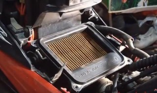 Đánh tay láy xe hết về một phía Lấy lắp bầu lọc và lọc gió ra vệ sinh 8