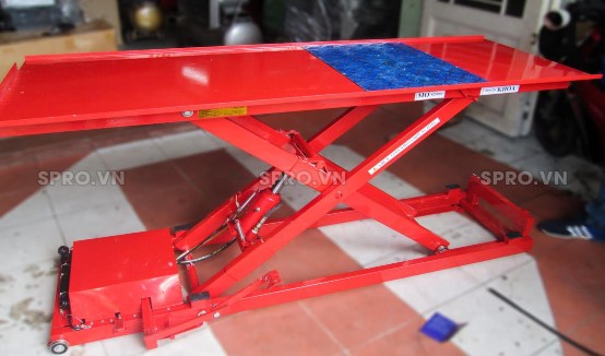 Hình 1 4 Bàn nâng Cách dùng bàn nâng sửa xe 4 bước Bước 1 Giám định cụm khóa 2