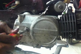 Hình 1 14 Vị trí chỉnh côn xe honda Yamaha Dùng clê nới lỏng đai ốc 14 ngoài phô 1