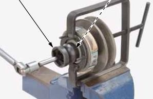 Hình 3 16 Tháo lò xo và bộ côn văng Hình 3 17 Tháo tháo các chi tiết của pu ly bi 8