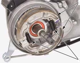 Hình 4 3 Tháo cáp phanh và má phanh Tháo trục quả đào phớt chắn bụi Hình 4 4 2