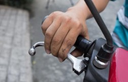 Hình 4 5 Kiểm tra độ rơ tự do Kiểm tra nếu thấy ngoài thông số thì điều 6