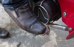 Hình 4 8 Kiểm tra phanh chân Ấn phanh kiểm tra khoảng chạy ở chân phanh khỏang 7