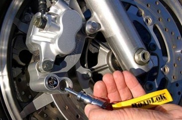 Hình 4 23 Điều chỉnh vít chỉnh phanh Nếu do nhồi nhiều dầu mở nhẹ ốc gió 10