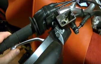 Hình 4 19 Tháo kiểm tra dầu phanh Lưu ý Dầu có thể ở dưới vạch tối thiểu 5