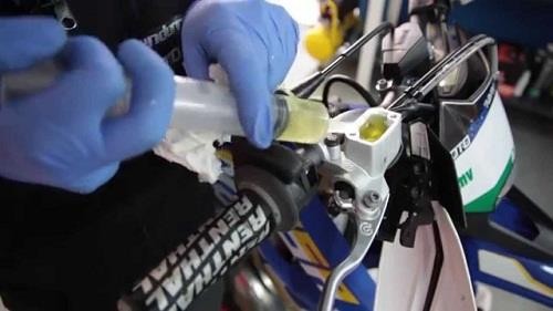 Hình 4 22 Đổ dầu phanh Nới lỏng ốc thoát dầu bên dưới rồi bóp phanh liên 9