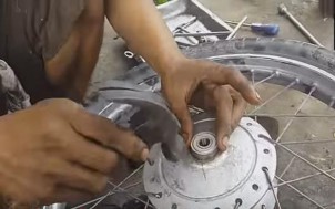 Lưu ý khi đóng ổ bi vào phải để ổ bi vào sao cho cân trục đóng tới khi cảm 11