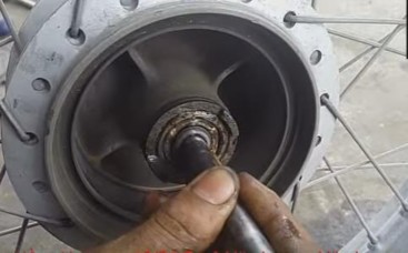 Sau khi thay thế hai ổ bi mới vào trong trục bạn hãy dùng thanh trục bu lông kiểm 12