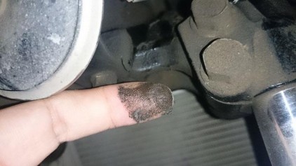 Hình 5 3 Dấu hiệu giảm xóc bị chảy dầu Nguyên nhân Do phốt cao su bên trong nó 16