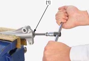 Hình 5 4 Tháo giảm xóc và tháo đai ốc pít tông Lấy lò xo chính ra ngoài đổ 2