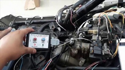 Hình 3 7 Đo điện trơ báo xăng Dùng dây thử đẩy dây xanh vào dây mass cho đến 4