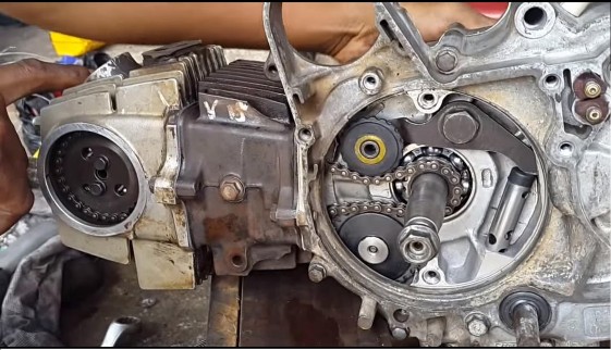 Hình 3 16 Xác đình dấu và tháo cam Tháo các te mâm điện Tháo các vít cố định 13