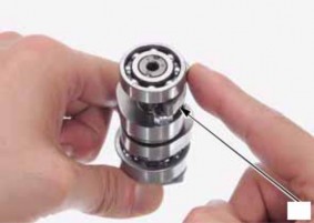 đưa trục cam vào lắp máy lắc kiểm tra hoặc dùng thước đo xác định độ rơ 2