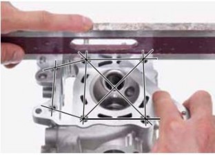 Hình 3 22 Vệ sinh và kiểm tra độ phẳng của nắp máy Xoa một lớp bột màu lên 2