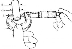 Hình 4 4 Kiểm tra chốt pít tông Chốt pittông bị mòn nên thay thế Có thể thay 9