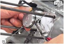 Hình 4 14 Tháo chốt và pít tông Dùng thanh gỗ tròn nhỏ hoặc dùi đồng đóng 6