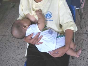 Hình 99 4 Tư thế mẹ bế trẻ đúng 4 4 Dấu hiệu trẻ ngậm bắt vú tốt Cằm 1