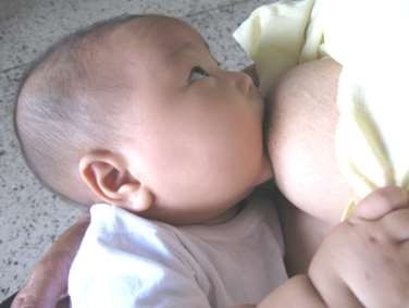 Hình 99 5 Ngậm bắt vú tốt Hình 99 6 Ngậm bắt vú không tốt 4 5 Thời gian cho 2