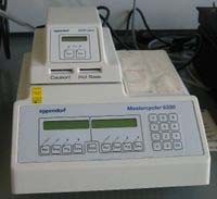a b Hình 1 12 a Máy PCR và b máy phân tích DNA DNA analyzer Nguồn a http vi wikipedia org b 1