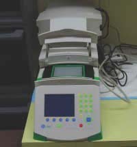 a b Hình 1 12 a Máy PCR và b máy phân tích DNA DNA analyzer Nguồn a http vi wikipedia org b 2