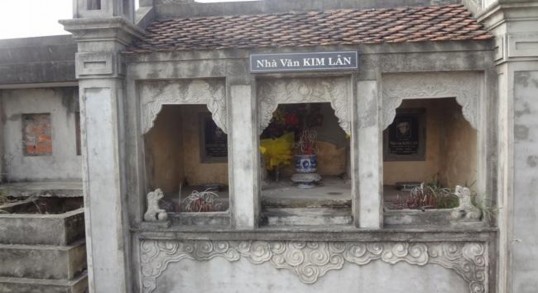 Mộ phần nhà văn tại quê nhà Ảnh vietbao vn Tuyến phố mang tên nhà văn phường 5