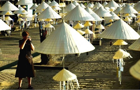 H 4 1 8 Đinh Khắc Thịnh Huế Dưới giàn Thiên Lý 2005 sắp đặt tại Festival làng 8