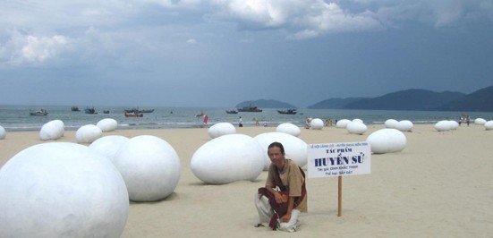 H 4 2 3 Đinh Khắc Thịnh Huế Huyền sử 2007 triển lãm cá nhân tại bãi biển Lăng 11