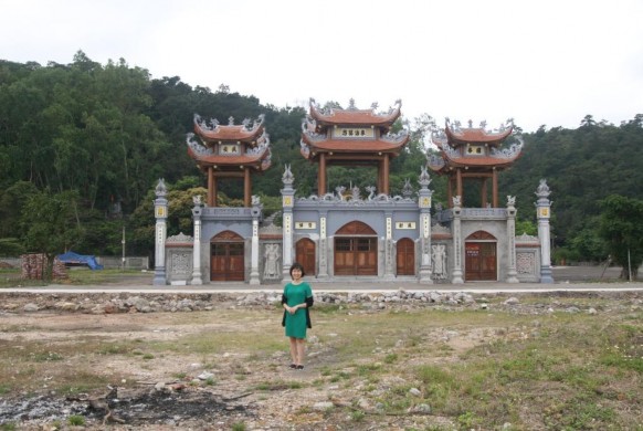 Ảnh 5 Tác giả khảo sát đền Cặp Tiên xã Đông Xá Vân Đồn Nguồn tác giả 5