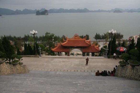 Ảnh 6 Chùa Cái Bầu nhìn ra Vịnh Bái Tử Long xã Hạ Long Vân Đồn Nguồn tác 6