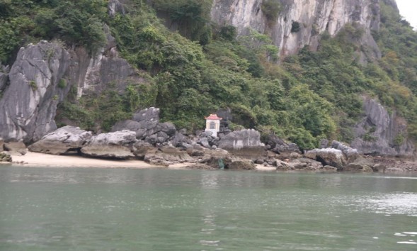 Ảnh 7 Miếu thờ trên Vịnh huyệnVân Đồn Nguồn tác giả tháng 6 2017 Ảnh 8 Ban 7