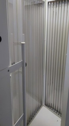 Hình 2 4 Sử dụng Máy Medisun Gigatest 1 UVB 311 đo liều MED Hình 2 5 Buồng chiếu tia 4