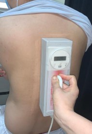 Hình 2 4 Sử dụng Máy Medisun Gigatest 1 UVB 311 đo liều MED Hình 2 5 Buồng chiếu tia 6