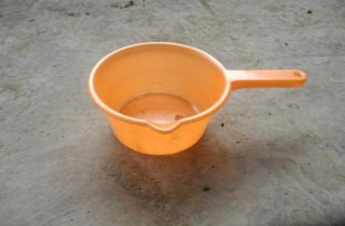 Có thể dùng một trong các dụng cụ sau để múc thức ăn cho trùn Ca múc nước 12