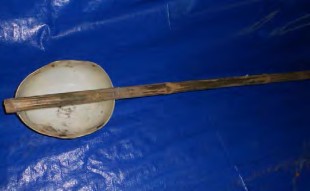 Gáo múc nước bằng nhựa gáo dừa… có buộc thêm cán bằng tre trúc dài khoảng 13