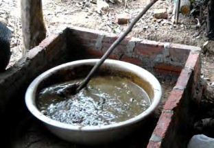 Hình 4 1 22 Trộn đều thức ăn Hình 4 1 23 Múc thức ăn từ xô ra Hình 4 1 24 Cho 15