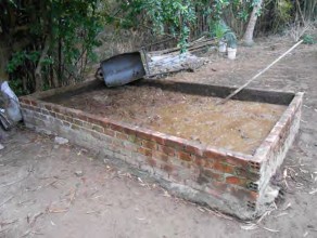 Hình 1 4 25 Hồ chứa thức ăn Hình 1 4 26 Tận dụng chuồng heo làm nơi dự trữ 17