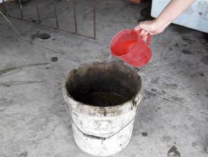 Hình 1 4 45 Đỗ nước vào xô Hình 1 4 46 Khuấy đều Có thể dùng một trong các 10