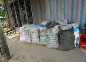 Hình 1 4 35 Bảo quản phân tươi Phương pháp 2 Phơi khô cho vào bao bảo quản trong 2