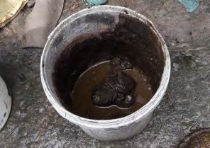 Hình 1 4 43 Cho phân vào xô Hình 1 4 45 Đỗ nước vào xô Hình 1 4 46 Khuấy đều Có 9