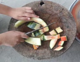 Nhưng đối với các loại thức ăn có kích thước lớn thì nên cắt nhỏ khoảng 14