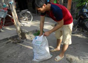 Hình 1 4 59 Cho lục bình vào bao Ém thật chặt đến khi đầy bao Hình 1 4 60 Hình 1 8