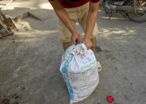 Hình 1 4 60 Ém chặt lục bình vào bao Cột miệng bao lại cho chắc và đem phơi 9